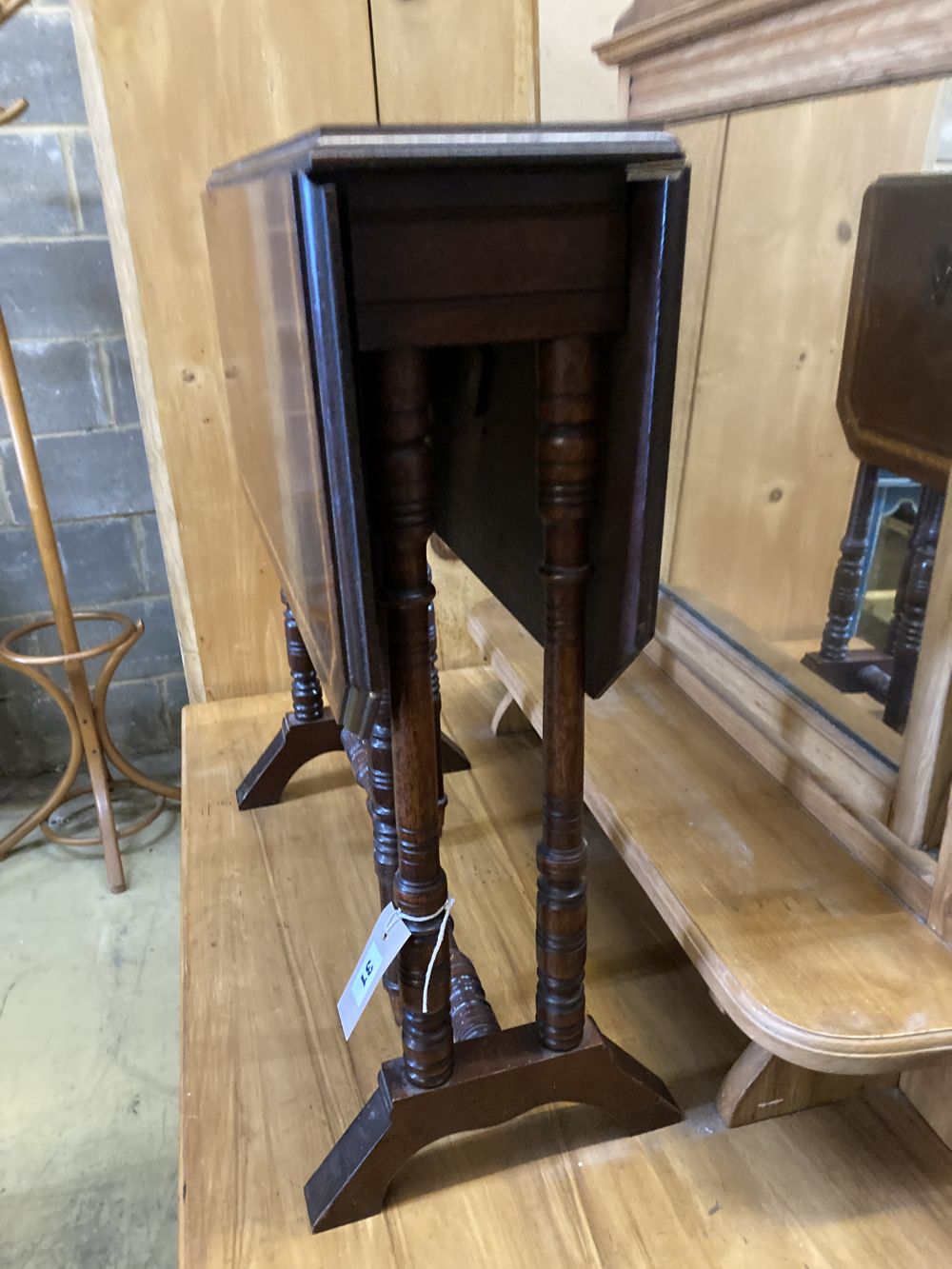 An Edwardian inlaid mahogany Sutherland table, width 60cm, depth 16cm, height 61cm